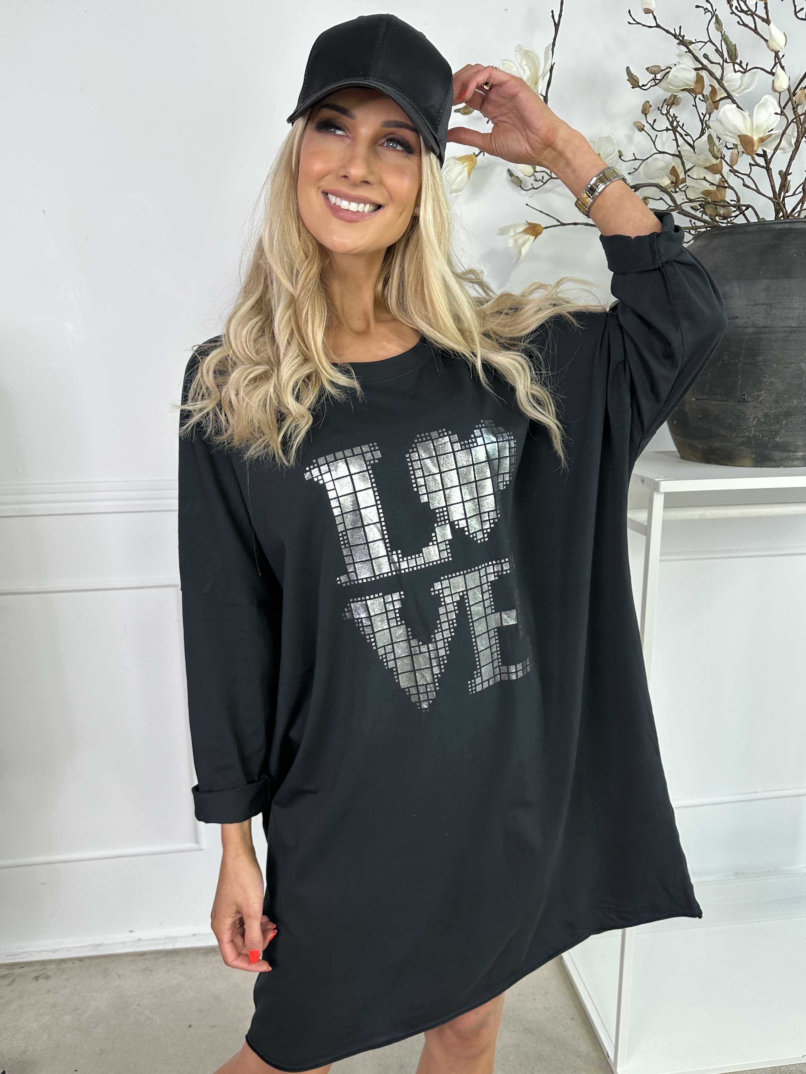 Oaklyn - Joggingklänning i mjuk bomull med silverskrift på framsidan